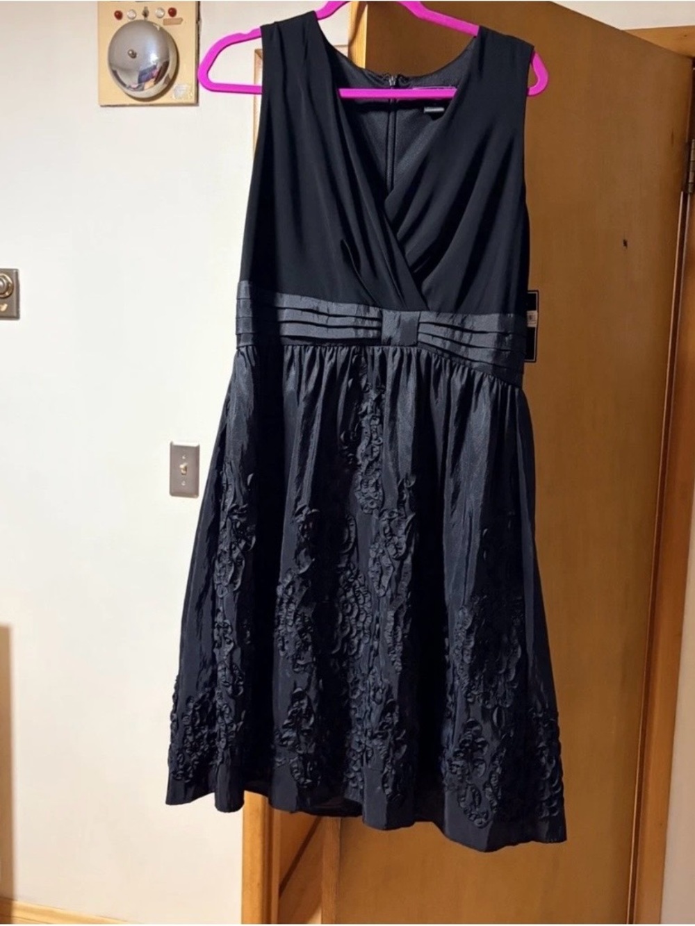 Jessica Howard Black Sleeveless V-Neck Midi Dress